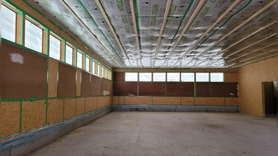 Ein Blick ins Innere der Halle. Hier werden sich in den kommenden sechs Monaten die Handwerker tummeln. Akustikdecke, Sportboden und die Dämmung der Wände sind einige Maßnahmen, die anstehen. (Foto: Nina Daebel)