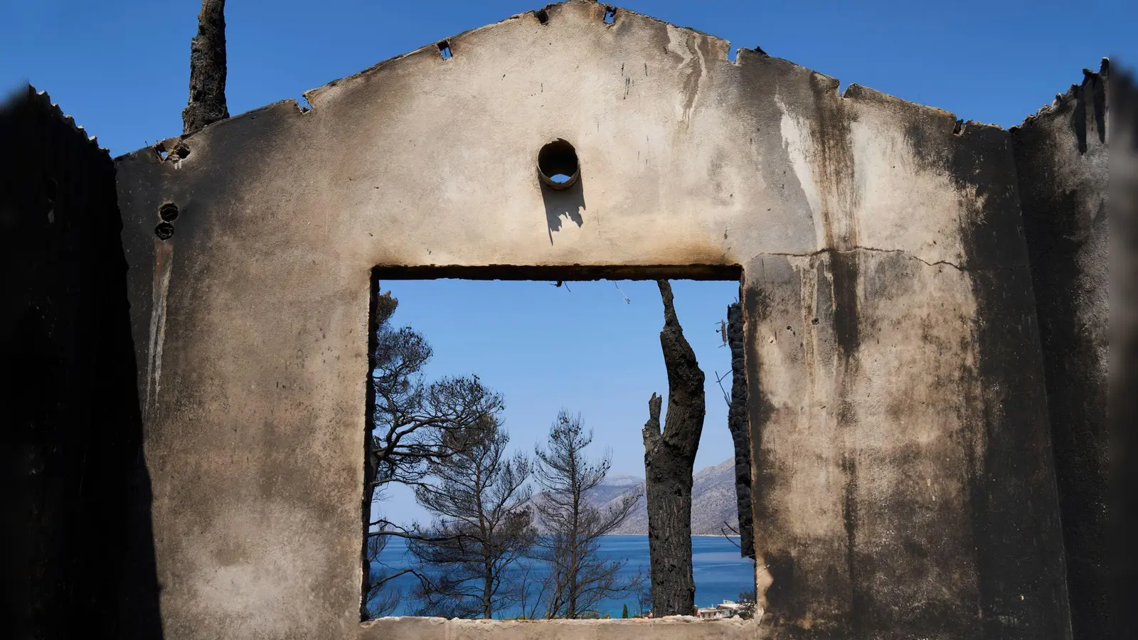 Urlaubsparadies abgebrannt: Schätzungsweise 10.000 Einwohner und Urlauber mussten die Region wegen der Brände verlassen. (Foto: Petros Giannakouris/AP/dpa)