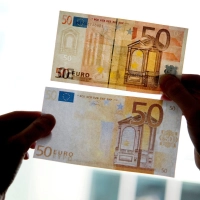 Falsche Größe, fehlende Sicherheitsmerkmale, schlechte Farbgebung: Ein gefälschter Euro-Schein (unten) ist nicht immer so leicht vom Original zu unterscheiden. (Foto: Franziska Gabbert/dpa-Zentralbild/dpa)