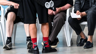 Ein Mann mit roten Mustersocken und kurzen Hosen - kürzlich bei der Berlin Fashion Week. (Archivbild) (Foto: Jens Kalaene/dpa)