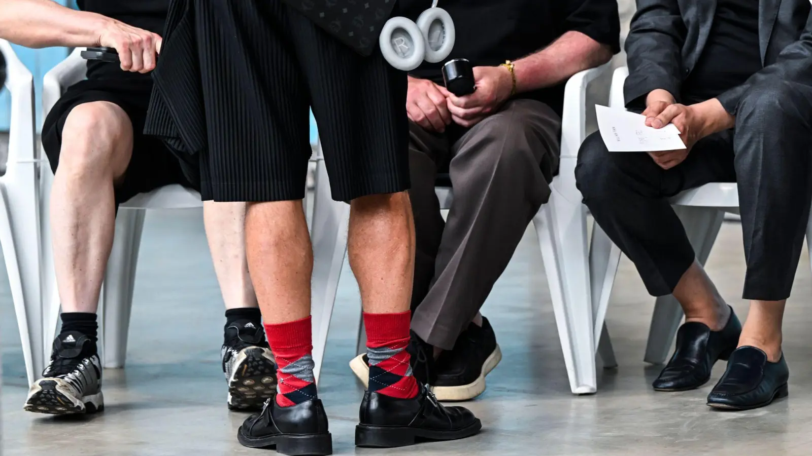 Ein Mann mit roten Mustersocken und kurzen Hosen - kürzlich bei der Berlin Fashion Week. (Archivbild) (Foto: Jens Kalaene/dpa)