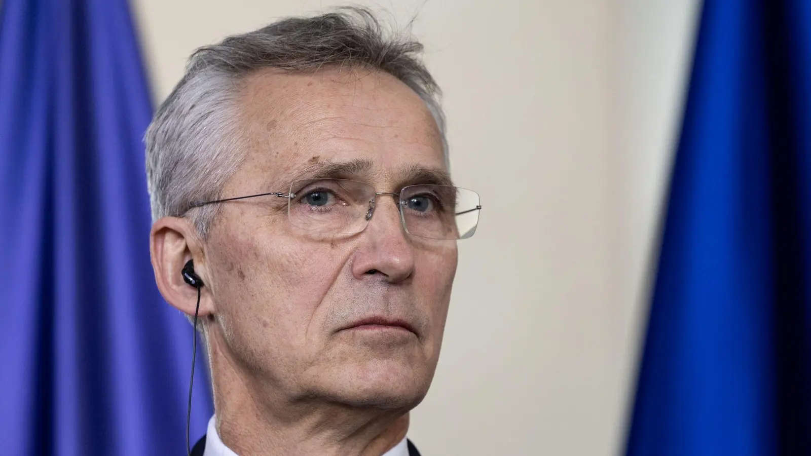 Nato-Generalsekretär Jens Stoltenberg hat sich dafür ausgesprochen, einige Einschränkungen für den Einsatz der bereitgestellten Waffen aufzuheben. (Foto: Hannes P Albert/dpa)