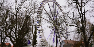 60 Meter hoch ist das Riesenrad, das derzeit am Rothenburger Hasa-Parkplatz aufgebaut ist. (Foto: Simone Hedler)