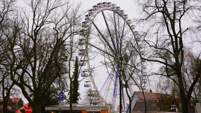 60 Meter hoch ist das Riesenrad, das derzeit am Rothenburger Hasa-Parkplatz aufgebaut ist. (Foto: Simone Hedler)