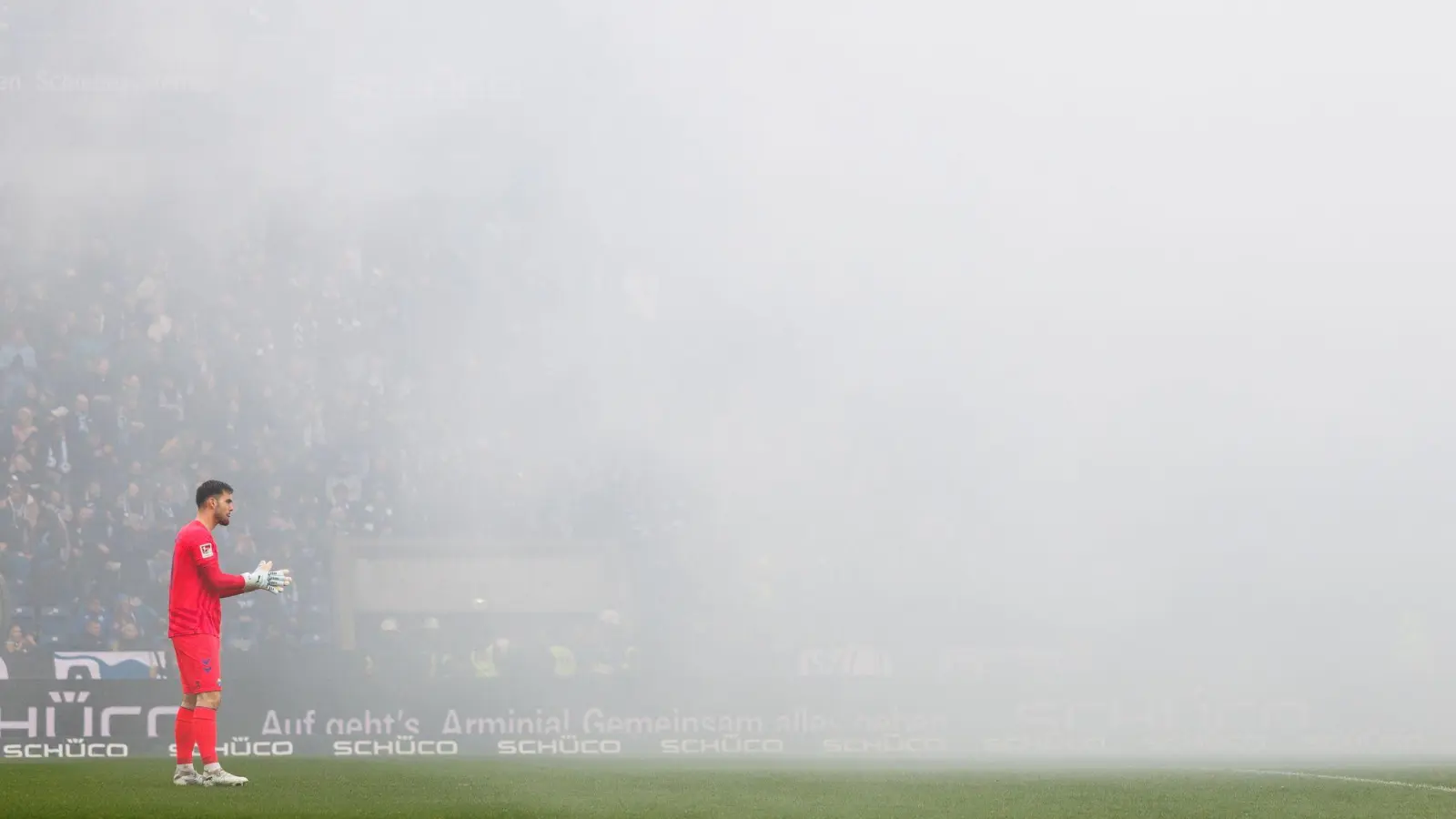 Paderborns Torwart Dennis Seimen im Nebel: Das Spiel wurde mit achtminütiger Verspätung angepfiffen. (Foto: Friso Gentsch/dpa)