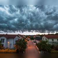 Zieht ein Sturm auf, sollten Blumenkästen, Töpfe, Sonnenschirme und Möbel rechtzeitig hereingebracht oder gesichert werden. (Foto: Armin Weigel/dpa)