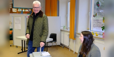 Artur Auernhammer hat gestern im Weißenburger Ortsteil Oberhochstatt, seinem Wohnort, seine Stimme abgegeben. (Foto: Robert Renner)