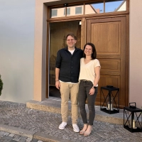 Florian Kellerbauer und Claudia Eckart vor dem Eingang der Ehemaligen Sparkasse. (Foto: Martina Haas)