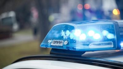 Die Polizei rückte in der Nacht zum Mittwoch zu einem zerbrochenen Fenster an. (Symbolbild: Daniel Vogl/dpa)