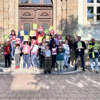 Grün oder rot? Die Grundschülerinnen und Grundschüler der Luitpoldschule zeigen, wie sie an der Feuchtwanger Straße über das Tempo der Autos urteilen. (Foto: Antonia Hoppert)