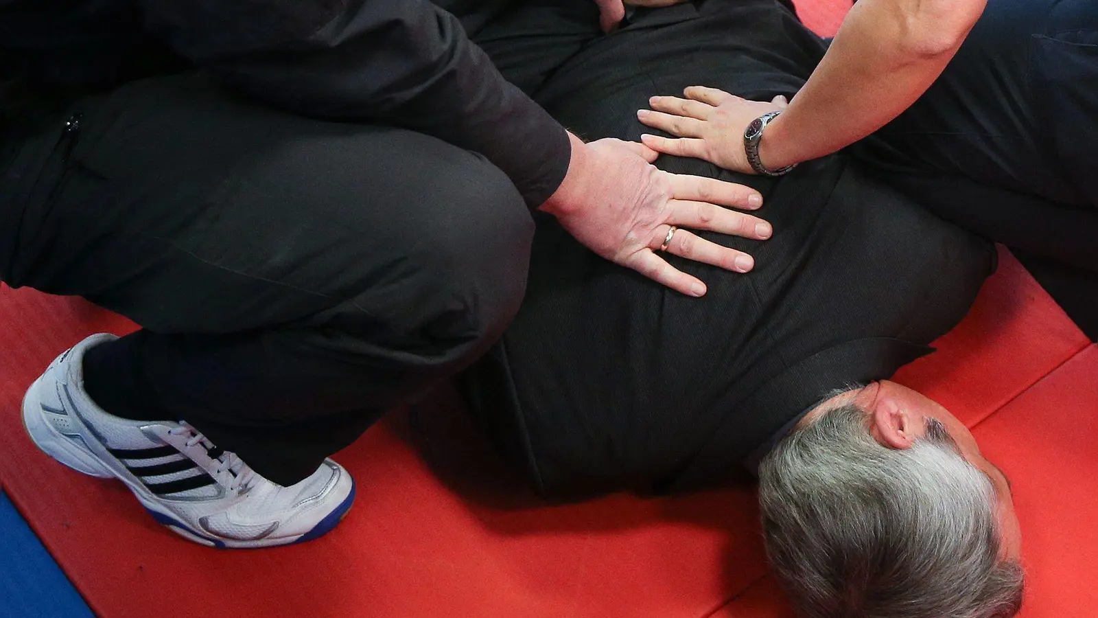 Jemanden gegen dessen Willen festhalten? Hat jemand zuvor eine Straftat begangen, dürfen couragierte Bürgerinnen und Bürger tatsächlich von einer Jedermann-Festnahme Gebrauch machen. (Foto: Axel Heimken/dpa/dpa-tmn)