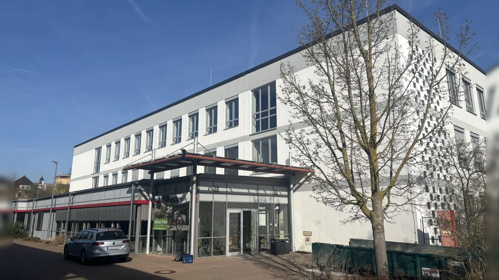 Wegen eines Einbruchs entfällt der Unterricht am Freitag im Georg-Wilhelm-Steller Gymnasium. Die Kriminalpolizei ermittelt vor Ort. (Foto: Selina Ceker)