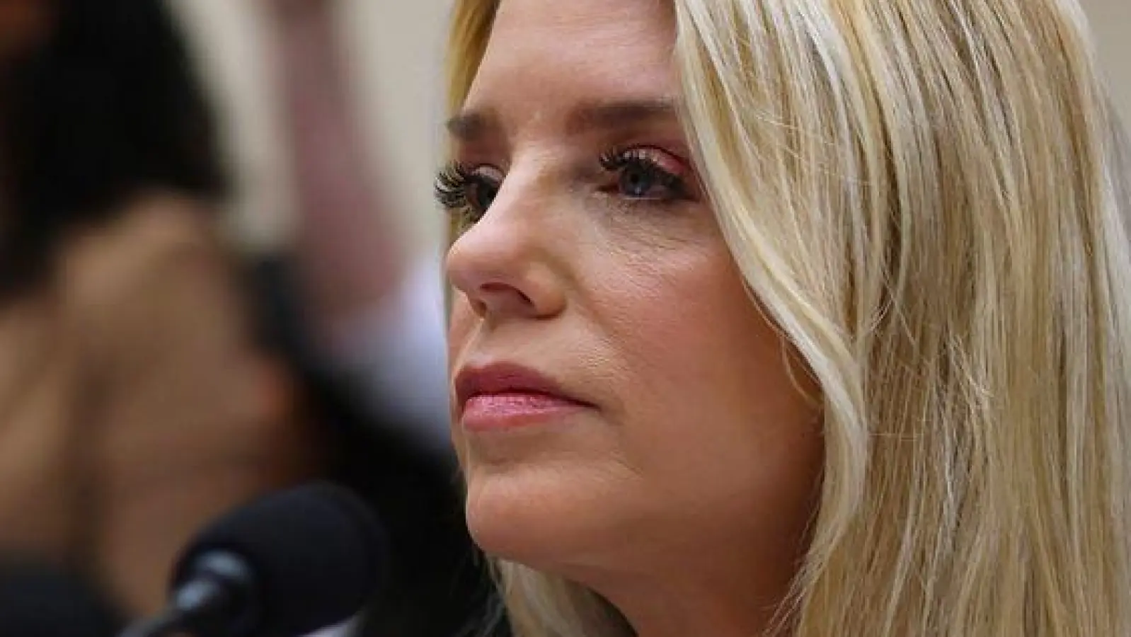 Ein Demokrat wirft US-Justizministerin Pam Bondi im Umgang mit den Epstein-Akten „Vertuschung“ vor.  (Foto: Tom Brenner/AP/dpa)