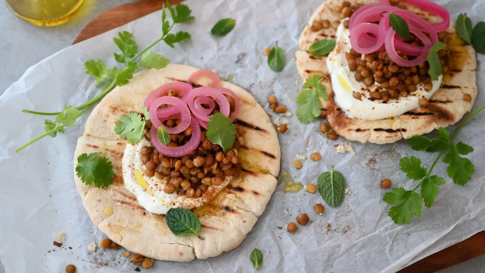 Knuspriges Pita präsentiert sich in diesem Rezept mit cremigem Joghurt und einer sauer-scharfen Kombi aus marinierten Linsen und Zwiebeln. (Foto: Julia Uehren/loeffelgenuss.de/dpa-tmn)