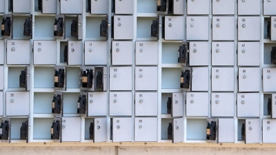 Bei einem Diebstahl aus einem verschlossenen Spind am Strand oder im Freibad kommt die Versicherung für den Schaden auf. (Foto: Sven Hoppe/dpa/dpa-tmn)
