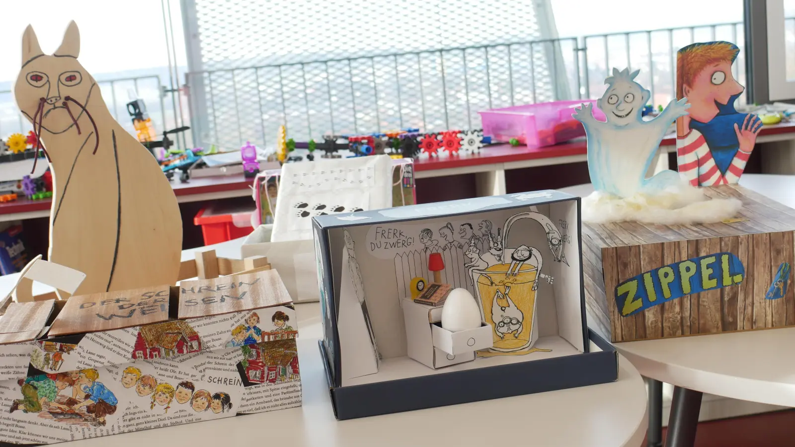 Bei der Aktion „Lesen aus dem Schuhkarton“ wurden den Grundschulkindern der Landschule Feuchtwangen spannende Bücher vorgelesen. Im Vorfeld mussten die ehrenamtlichen Vorleser Schuhkartons basteln, die ihr Buch vorstellten. Daraus konnten sich die Schüler ihre gewünschte Vorlesegeschichte auswählen. (Foto: Lisa-Maria Liebing)