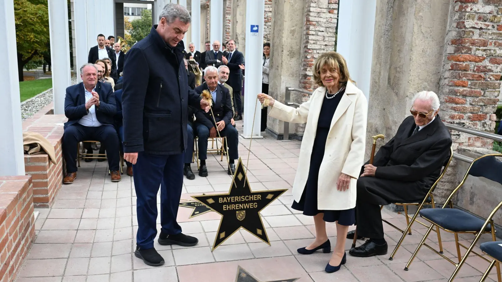 Bayerischer Ehrenweg: Markus Söder und Charlotte Knobloch enthüllen den ersten Stern. (Foto: Felix Hörhager/dpa)