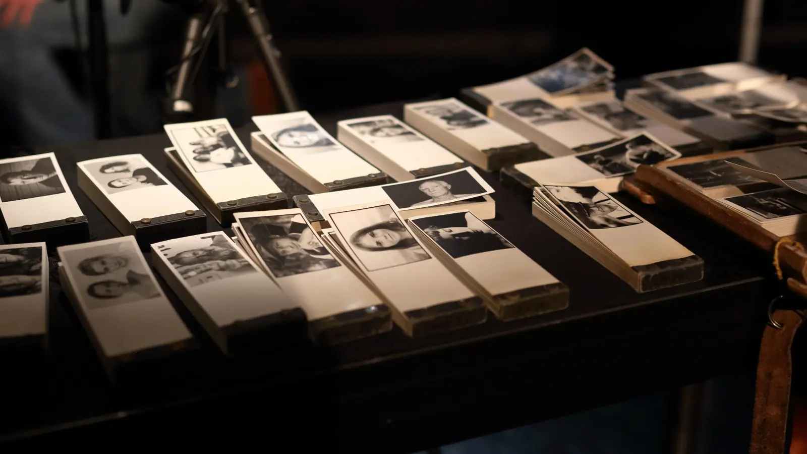 Gebündelte Lebensbilder für zwölf bewegende Sekunden: Daumenkinos von Volker Gerling. (Foto: Thomas Wirth)