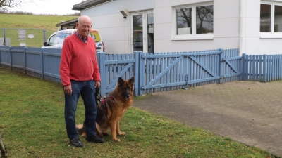 Der Vorsitzende des Tierschutzvereins Ansbach und Umgebung, Günter Pfisterer, hier mit einem Altdeutschen Schäferhund, will sich zurückziehen. (Archivbild: Oliver Herbst)