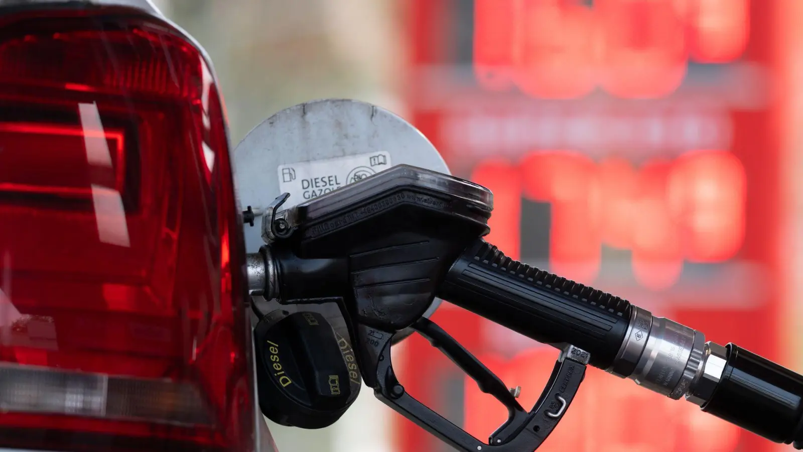 Wegen eines Streits um die Reihenfolge beim Tanken musste in Augsburg eine Polizeistreife anrücken. (Symbolfoto)  (Foto: Sebastian Kahnert/dpa)