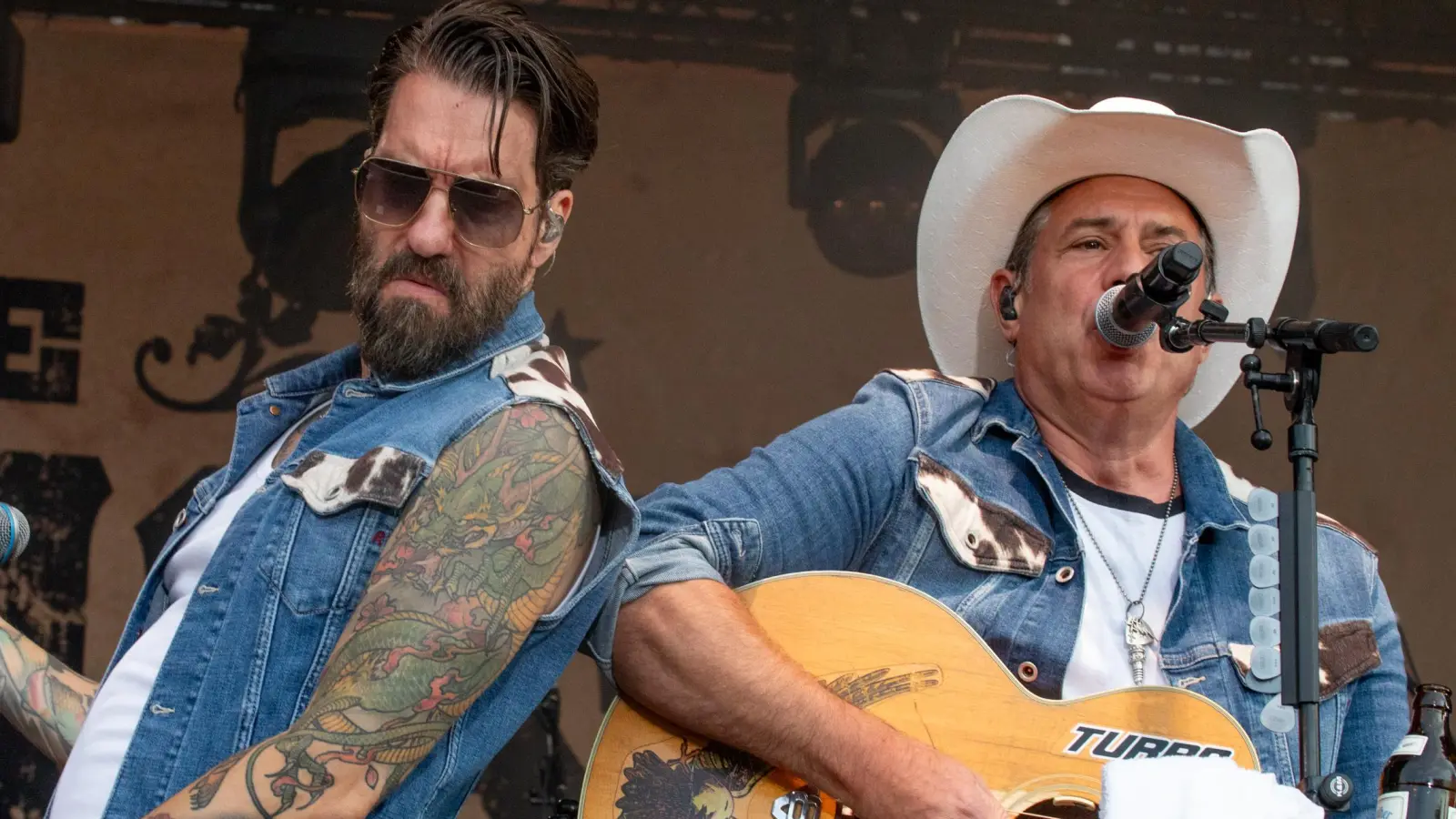 Volle Energie ab dem ersten Song: The BossHoss in Ansbach. (Foto: Evi Lemberger)