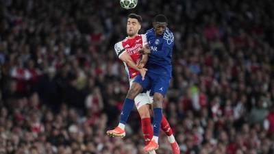 Treffen am Samstag erneut aufeinander: Arsenals Mikel Merino und Ousmane Dembele (r) von PSG. (Archivbild) (Foto: Kin Cheung/AP/dpa)