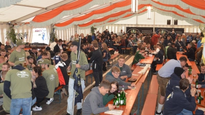 Alle Generationen treffen sich bei der Kerwa im Festzelt. (Foto: Peter Tippl)