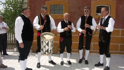 Ein Foto aus vergangenen Zeiten zeigt die „Bad Windsheimer Sänger und Spielleut“ in aktueller Besetzung bei einem ihrer unzähligen Auftritte (von links): Erwin Geißendörfer, Jürgen Müller, Fritz Eckardt, Horst Daubinger und Gerhard Zelzer. (Foto: Bad Windsheimer Sänger)