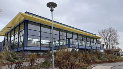 Außen hui, innen pfui? Das Dinkelsbühler Hallenbad steht von außen betrachtet optisch gut da. Weil die letzte Sanierung schon fast 30 Jahre her ist, kommt die technische Ausstattung aber langsam an ihr Lebensende, wie Andreas Karl, der technische Leiter der Stadtwerke, erklärt. (Foto: Martina Haas)