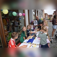 Viele kreative Angebote gab es für die Kinder, die beim Feuchtwanger Guldenlauf mitmachten. Die Veranstaltung zum Ferienbeginn ist bei den Mädchen und Jungen ein Renner. (Foto: Erich Herrmann)