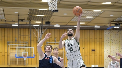 Nedal Jenniat (mit Ball, in der 2. Playdown-Runde gegen den Hachinger Hendrik Wohofsky) war mit 25 Punkten der erfolgreichste Neustädter in Aschaffenburg, die Niederlage konnte er nicht verhindern. (Foto: Martin Rügner)