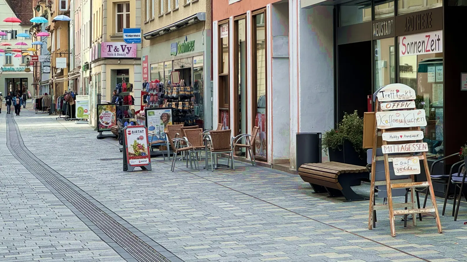 Die Sonnenzeit ist in der Neustadt untergebracht (rechts). Die Stadt erklärt, dass sie den Auftrag an die Freiwilligenagentur, die Ehrenamtskarte in der Kommune auszugeben, zurückgenommen habe. (Foto: Oliver Herbst)