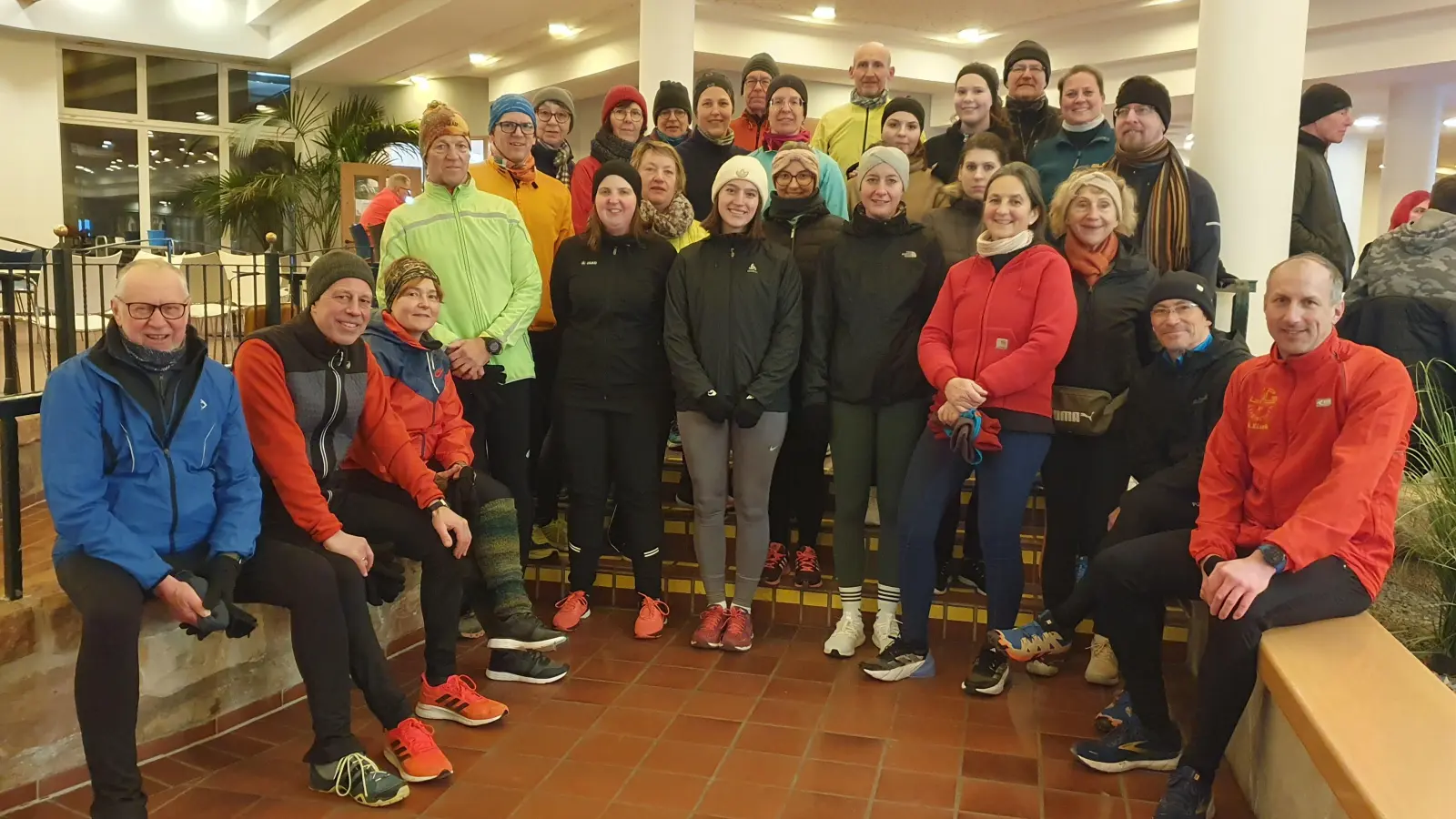 Die Teilnehmer und das Trainerteam strahlen nach der ersten gemeinsamen Laufeinheit. (Foto: Anna Franck)