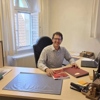 Jörg Edelmann an seinem Schreibtisch im Wassertrüdinger Rathaus. Dieser steht nicht etwa im über Jahrzehnte gewohnten Bürgermeisterzimmer. Der neue Rathauschef ist in ein kleineres Büro gezogen.  (Foto: Markus Weinzierl)