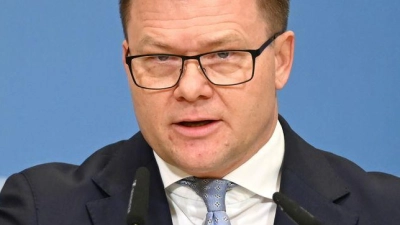 „Richtig geile Autos“ bringen die deutschen Hersteller nach Ansicht von Bundesumweltminister Carsten Schneider (SPD) auf den Markt für Elektroautos. (Foto: Elisa Schu/dpa)