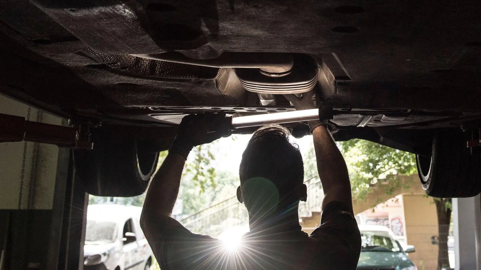 Auch bei der Autoinspektion kann gespart werden - mit Vergleichsangeboten und einem detaillierten Kostenvoranschlag. (Foto: Robert Günther/dpa-tmn)