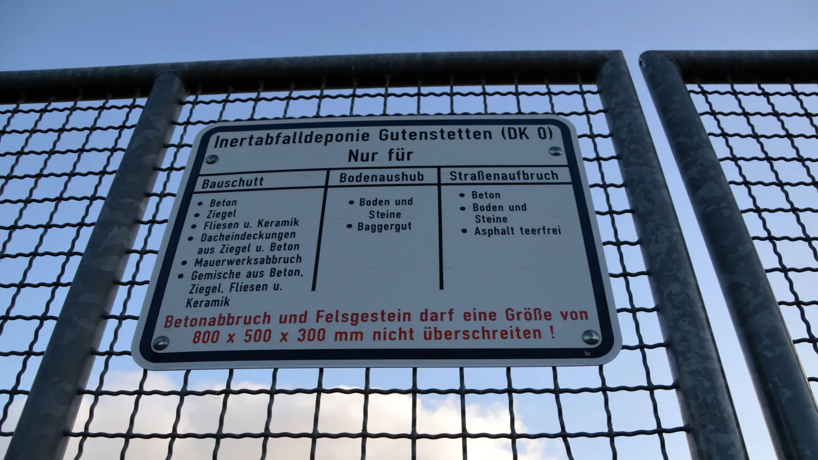 Weil die örtliche Deponie der Gemeinde voll ist, müssen die Gutenstettener ihren Bauschutt nach Dettendorf fahren. Doch das ist leichter gesagt als getan. (Foto: Johannes Zimmermann)