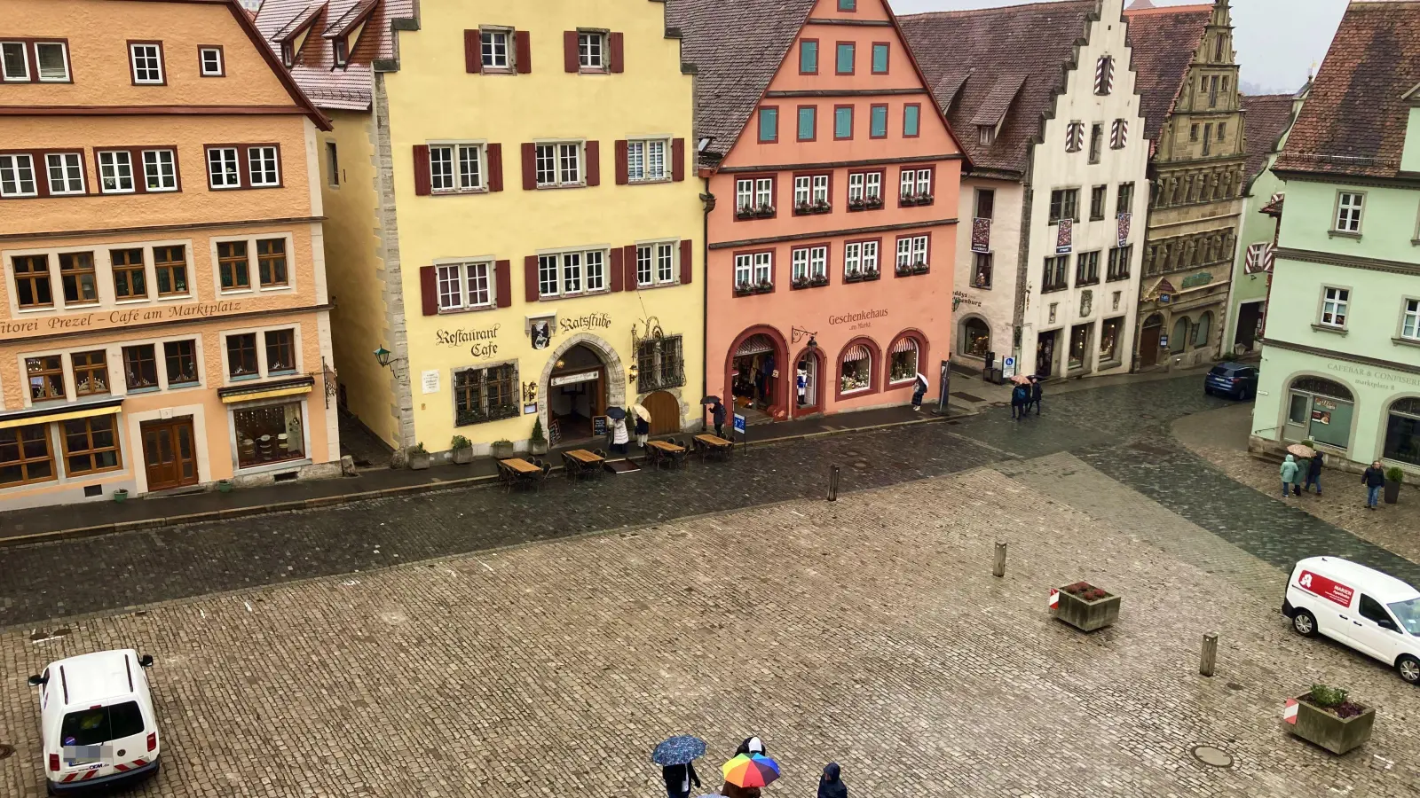 Von Mitte Februar an bis in den Juli hinein wird am und um dem Marktplatz gearbeitet. Die Stadtwerke lassen neue Leitungen verlegen. Es kommt immer wieder zu Sperrungen. (Foto: Clarissa Kleinschrot)