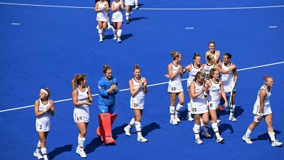 Deutschlands Spielerinnen feiern die Bronzemedaille mit einer Ehrenrunde. (Foto: Federico Gambarini/dpa)