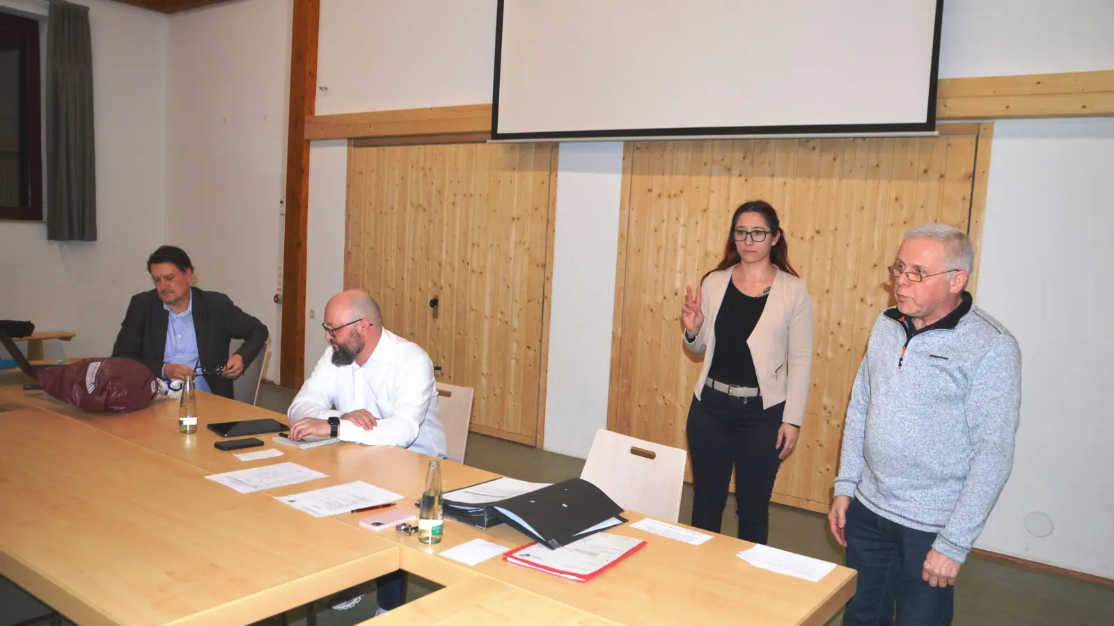 Gemeinderat Helmut Heuchel (rechts) vereidigte die neuen Mönchsrother Bürgermeisterin Franziska Mattmann. In der ersten Sitzung war Geschäftsleiter Frank Haußer (links) anwesend und eröffnet wurde die Sitzung von zweitem Bürgermeister Thomas Günzel (Zweiter von links). (Foto: Peter Tippl)