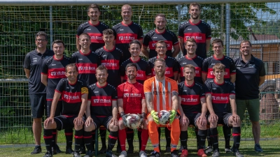 Die Meistermannschaft der SG Mosbach-Breitenau, obere Reihe von links: Tom Wassermann, Nico Saulich, Felix Schühlein und Raphael Soldner. Mittlere Reihe von links: Trainer Manuel Schöller, Andreas Schneider, Marcus Baumann, Mathias Falk, Philip Witzgall, Alex Schneider, Simon Gaugler, Nico Hüttner sowie Co-Trainer und Sportlicher Leiter Martin Saulich. Untere Reihe von links: Kapitän Thomas Ballbach, Benedikt Schwarz, Oliver Witzgall, Matthias Bähr, Jeremia Kettler und Daniel Förster. Auf dem Bild fehlen Niklas Lang, Elias Braun, Johannes Förster, Tim Bender, Maximilian Lang, Kabian Kett Maximilian Weber und Spielleiter Stefan Arold. (Foto: Markus Schmidt)