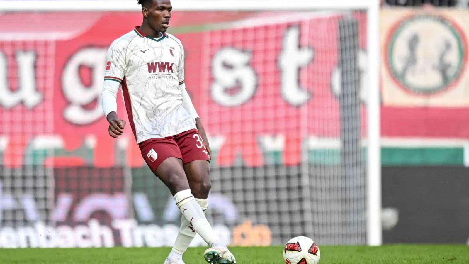 Soll für Augsburg trotz der rassistischen Beleidigungen gegen sich im DFB-Pokal auflaufen: Verteidiger Juma Bah. (Foto: Harry Langer/dpa)