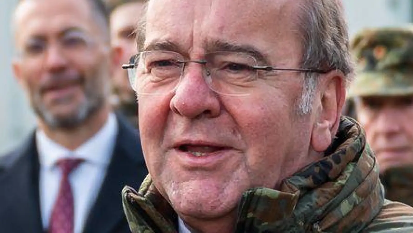 Bereits 40.000 Fragebögen hat die Bundeswehr laut Pistorius schon an potenzielle neue Soldatinnen und Soldaten versendet.  (Foto: Daniel Vogl/dpa)