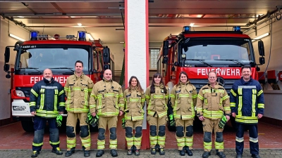 Sie nehmen in der Freiwilligen Feuerwehr im Ansbacher Ortsteil Brodswinden ganz verschiedene Funktionen wahr (von links): zweiter Vorsitzender Christian Buckel, zweiter Kommandant Uwe Reiß, Vorsitzender Tobias Paton, Schatzmeisterin Katharina Haspel, Jugendwartin Jana Budweiser, zweite Jugendwartin Julia Mittemeyer, Kommandant Norbert Herrmann und Schriftführer Dietmar Sperr. (Foto: Alina Boger)