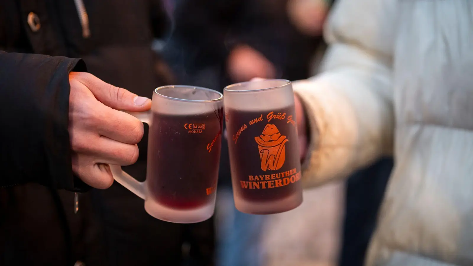 Beste Bedingungen für Glühwein sind laut Veranstalter 7 Grad und trockenes Wetter. (Archivbild) (Foto: Daniel Vogl/dpa)