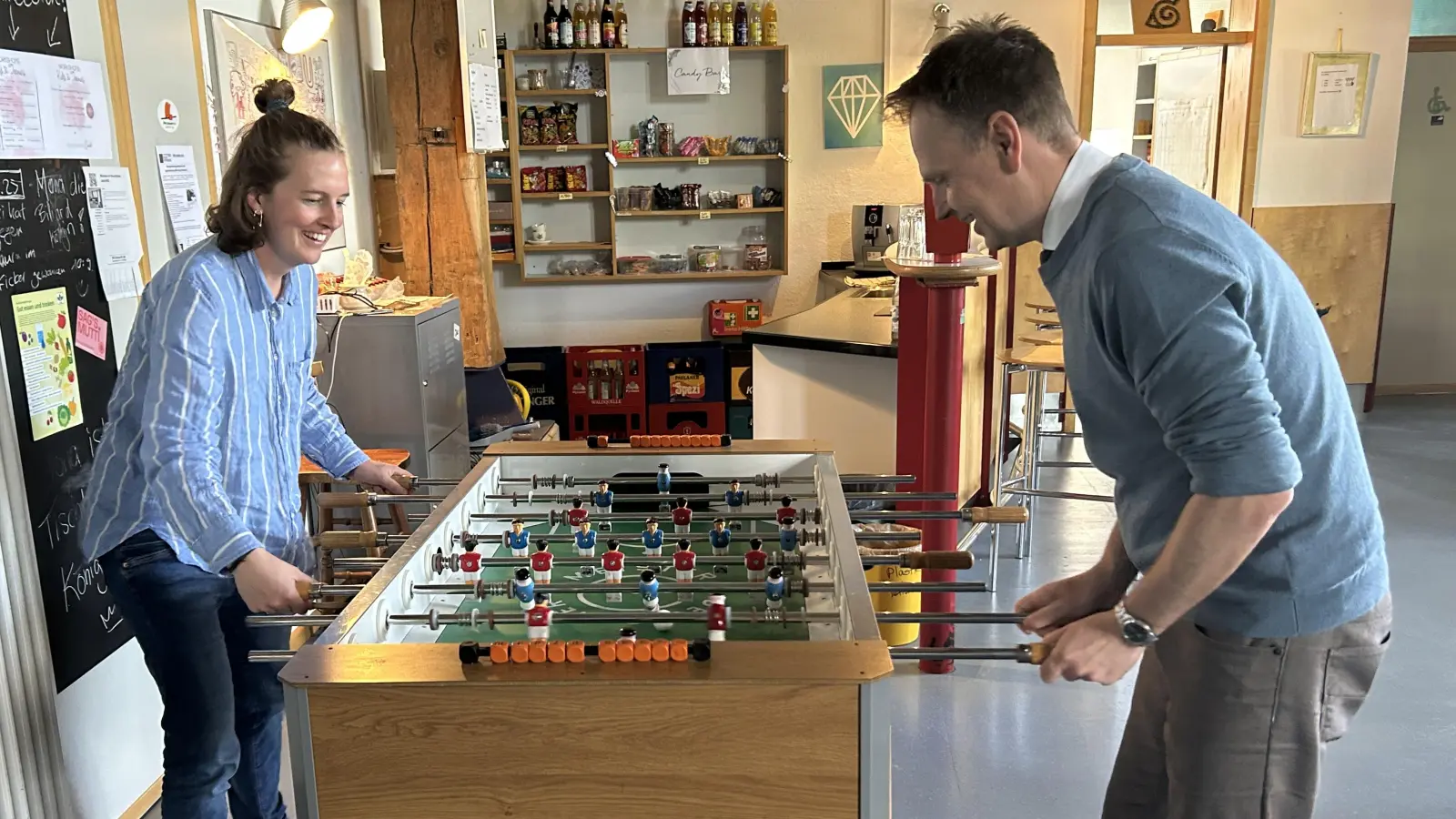 Der Landrat Christian von Dobschütz beim Kickern in der Schneiderscheune mit Miriam Gabler. (Foto: Matthias Oberth)