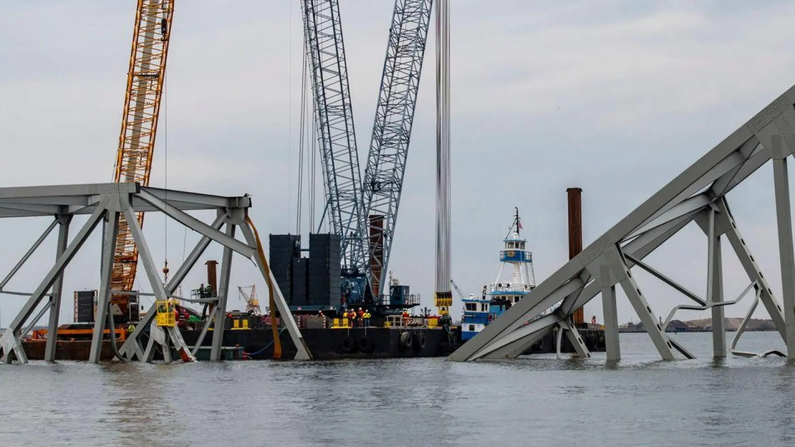 Die Bergungsteams trennen mit einem exothermen Schneidbrenner systematisch Teile der Stahlbrücke ab. (Foto: Petty Officer 3rd Class Kimberly/U.S. Coast Guard/AP/dpa)