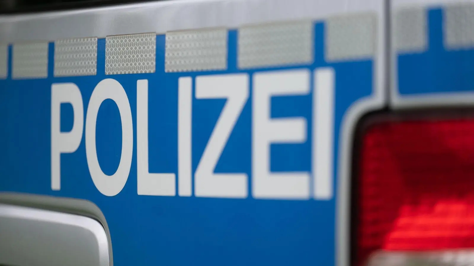 Das Auto fiel einer Streife wegen schwarzem Rauch aus der Abgasanlage auf. (Symbolbild) (Foto: Marijan Murat/dpa)