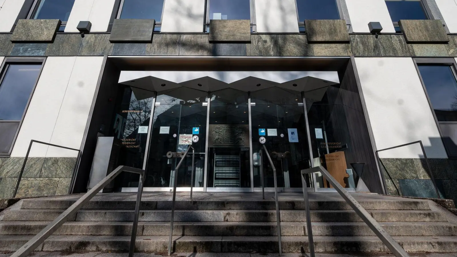 Vor dem Landgericht Weiden beginnt der Prozess im sogenannten Champagner-Fall. (Symbolbild) (Foto: Armin Weigel/dpa)