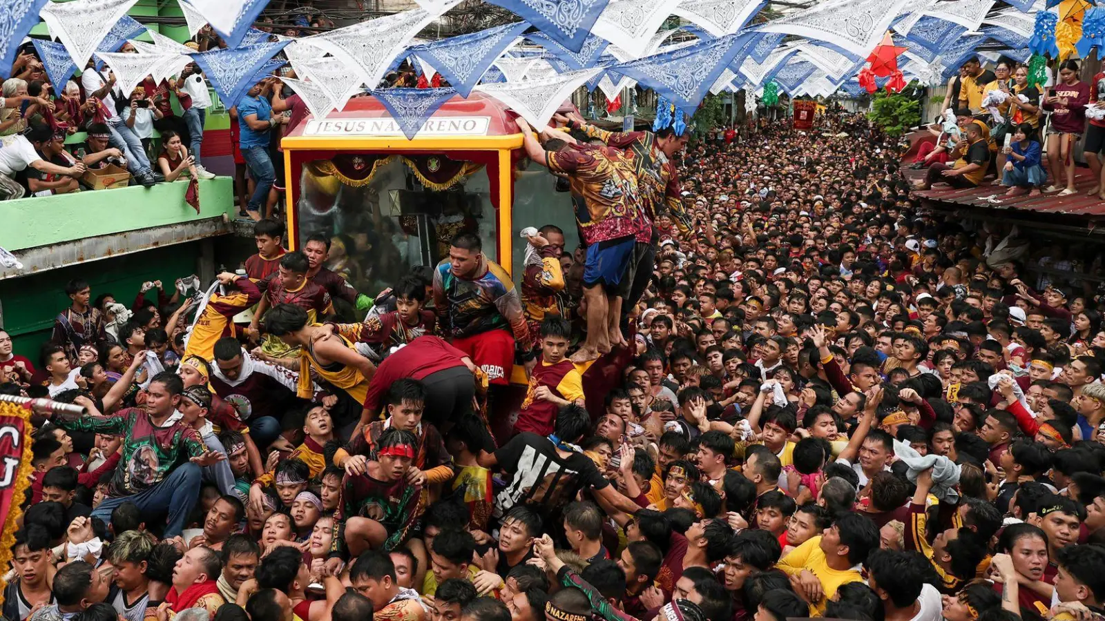 Der Andrang Gläubiger war auch in diesem Jahr riesig. (Foto: Basilio Sepe/AP/dpa)